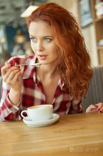 快乐的年轻女人喝咖啡