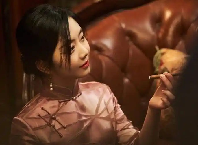 本以为谭松韵娃娃脸不适合穿旗袍,当她民国剧照曝出,是我天真!