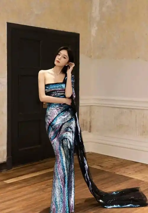 论冻龄只服秦岚!