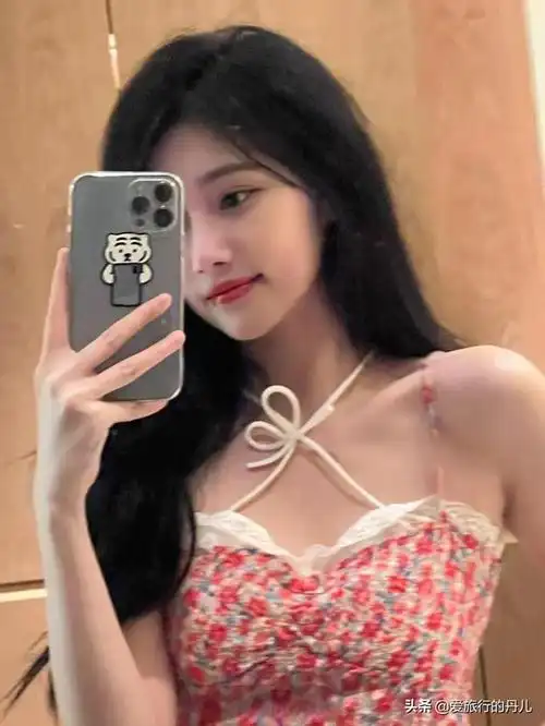 宋昕冉身穿粉色碎花吊带衫搭配牛仔裤俏皮可爱公主范十足