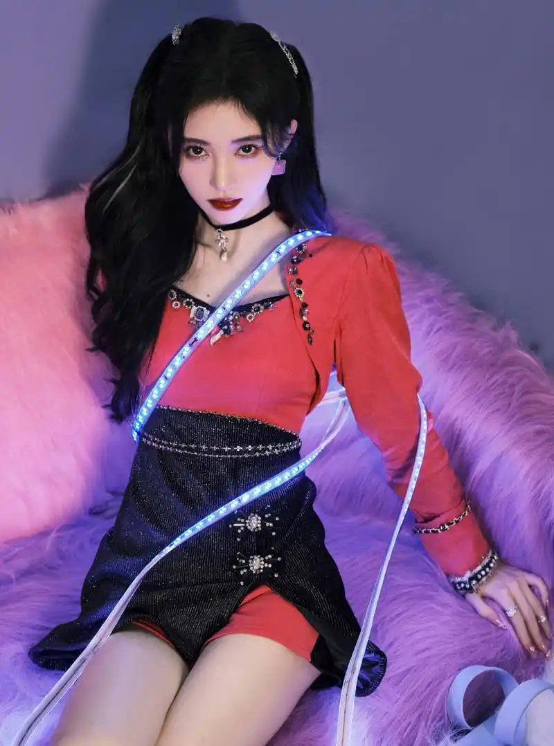 鞠婧祎的穿搭少女也时髦.