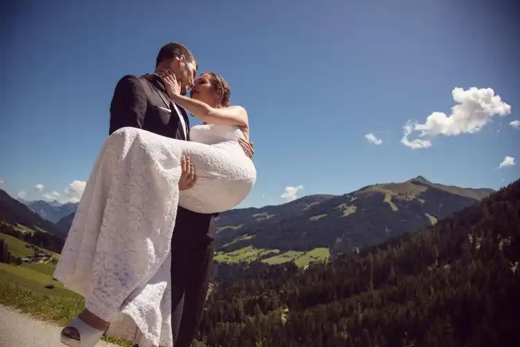 结婚的新婚夫妇图片-接吻的新郎和新娘素材-高清图片-摄影照片-寻图