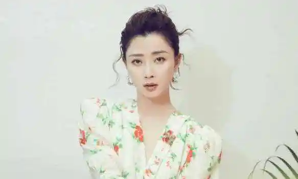 黄小蕾晒出与好友殷桃沙滩游玩照,穿着时尚火辣,两人同框似姐妹_黄