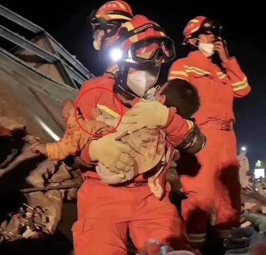 泉州欣佳酒店被救儿童小手牢牢抓住消防员衣服大爱感动人心