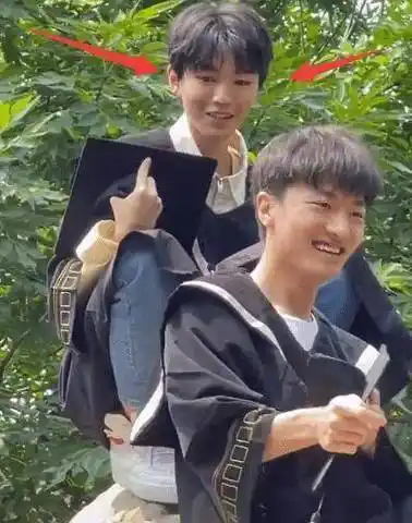 原创王俊凯回北电和同学有说有笑遇到老师却一脸乖巧生图明星相优越