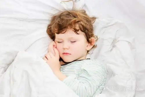 可爱的孩子睡在床上