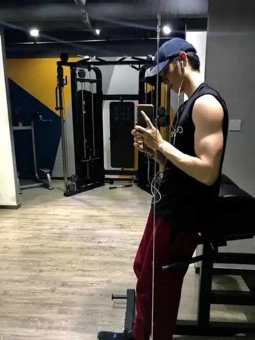 在他的微博和ins上,经常能看到他晒出的健身照.