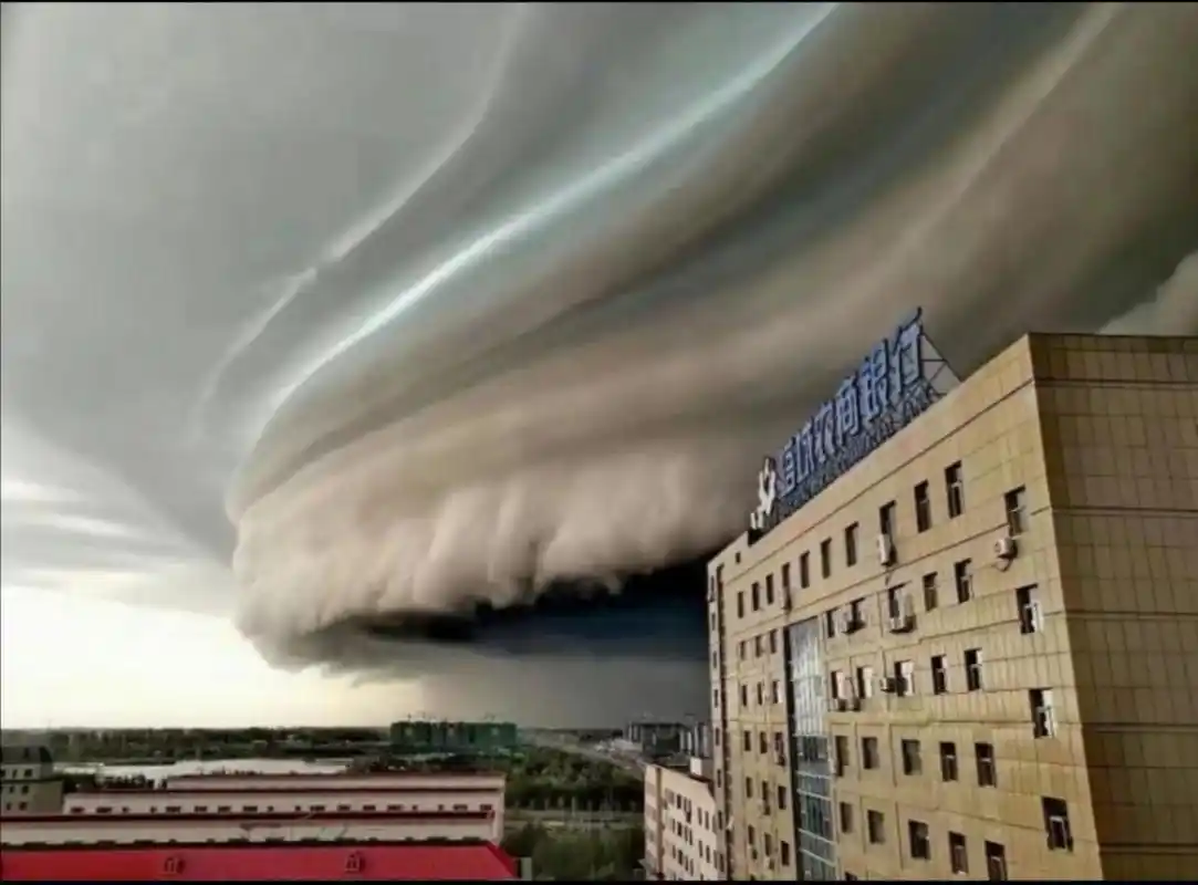 强对流天气,巨大的漩涡状云层——超级单体风暴云黑压压的遮蔽了天空