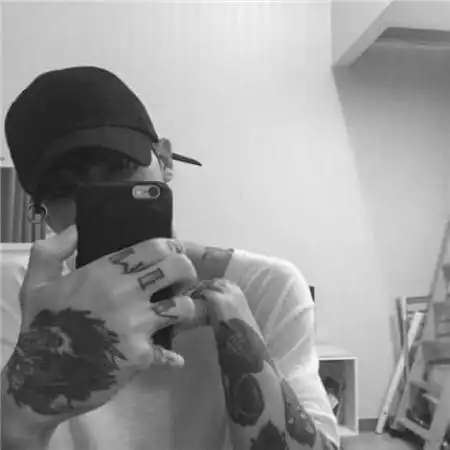 社会带纹身男生qq头像黑白图片