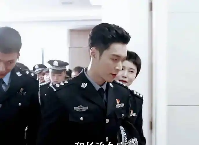 原创张艺兴新剧杀青发预告身穿皮衣超飒气但警服造型更为迷人