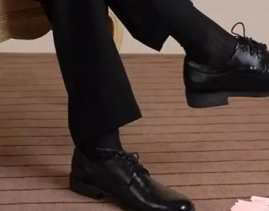 皮鞋穿长袜还是短袜皮鞋配什么袜子好看