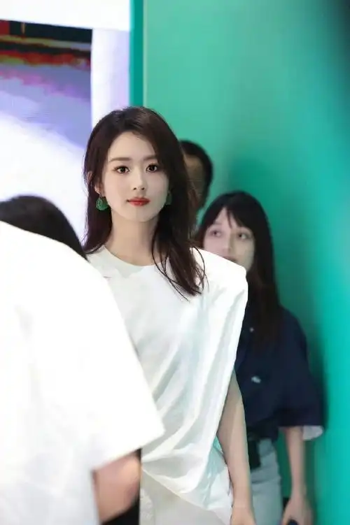 【明星】赵丽颖超话全棉时代线下活动造型,白色无袖搭同色系裙子,很随