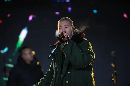 窦靖童露光头穿军大衣献唱掀时尚新潮流