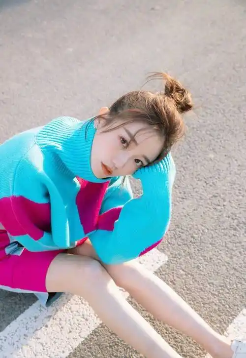 34岁于莎莎街拍,穿抹胸式毛衣玩另类时尚,果然是个《极品女士》_味道