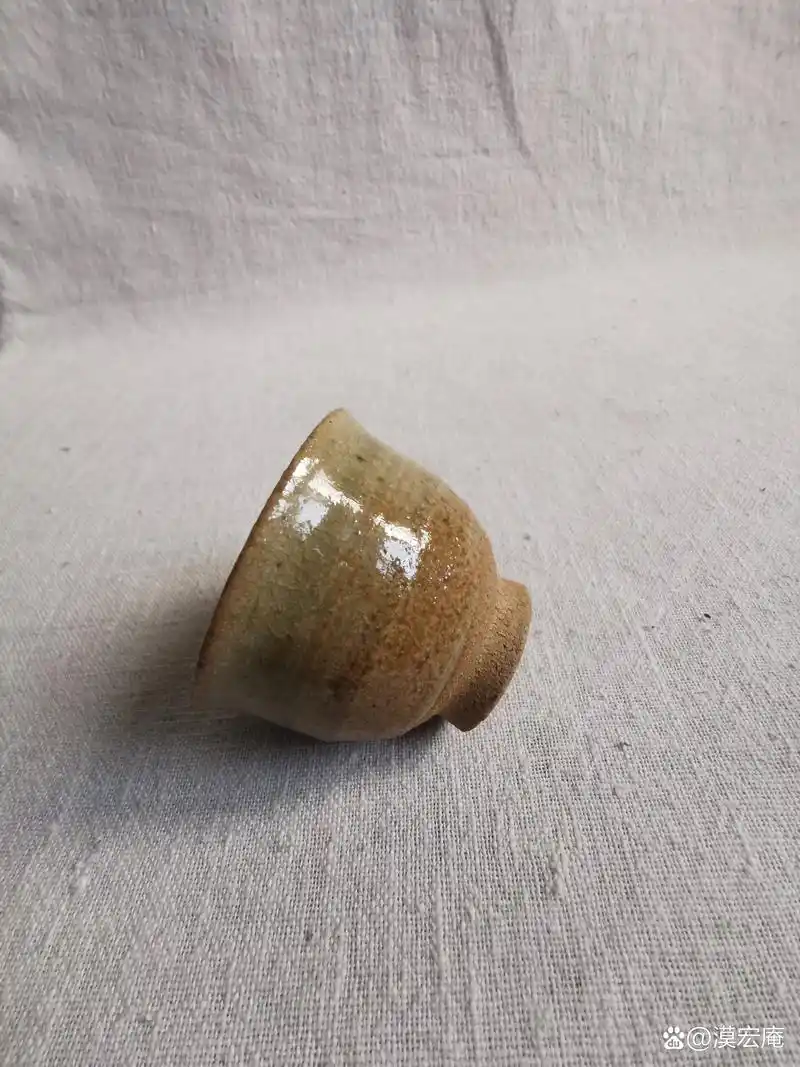 宋代岳州窑青釉小酒杯,高4.2厘米,杯径5.2厘米,底足2.5厘米.