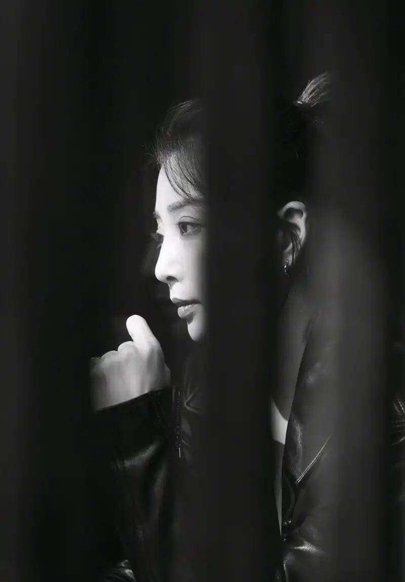 殷桃一组初冬写真释出,一身黑色皮衣酷飒有型