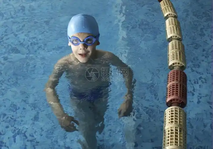 照片 外国人像 小男孩在游泳池玩耍.