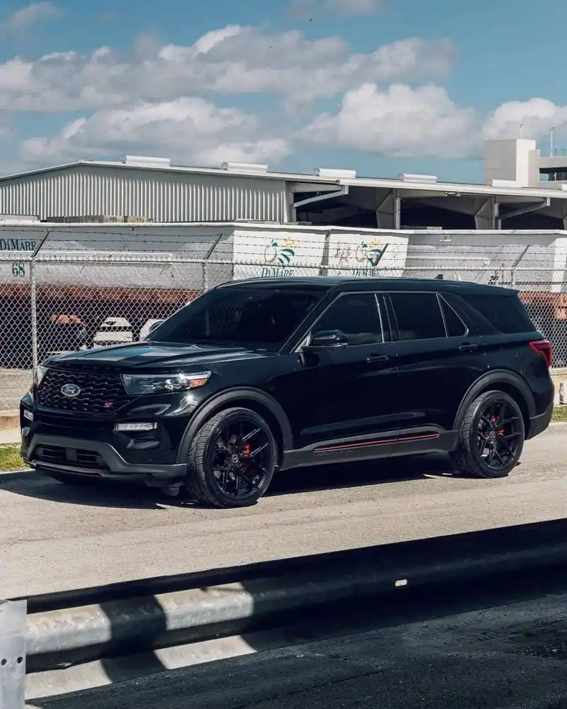 猜猜这个是福特什么车型,改装黑武士 福特探险者黑武士,不一定斩女,但