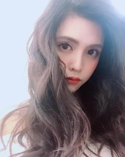 谜帝最初的相遇作者接下来再发几张帝蒂娜的扮演者夏宇童的几张美图吧