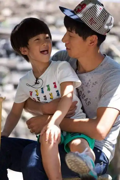 天天的名字都是张悦轩,是模特张亮的孩子,2013年跟随张亮一起参加热播