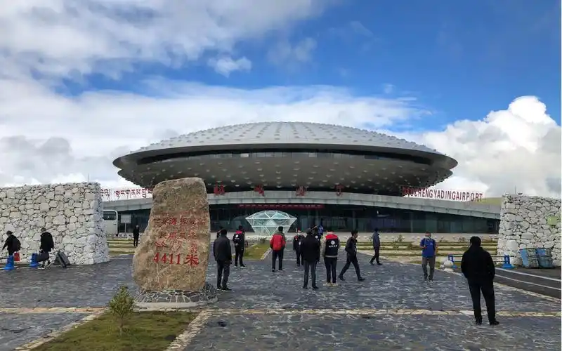 世界海拔最高民用机场——稻城亚丁机场,四川航空空客a319降落视频