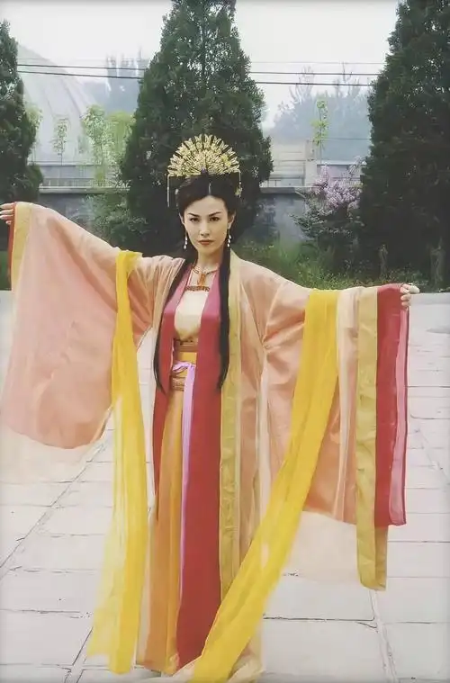 而朱晏出道以来,演过很多大火的经典ip,其中也以古装剧居多,所以即使