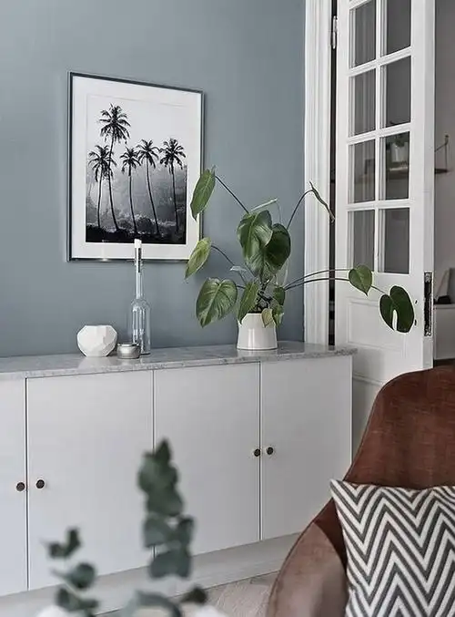 优雅的线条与大胆但凉爽的雾霾蓝墙壁相结合莫兰迪色展现出强大的