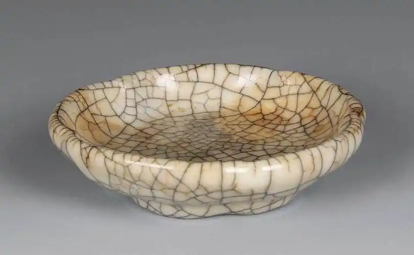 连篇累牍的专业论文极多,本文不再记述,何不抽身细品哥窑瓷器之美呢?