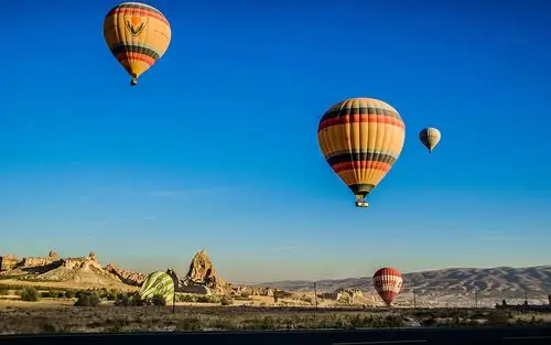 天空中的热气球唯美风景桌面壁纸