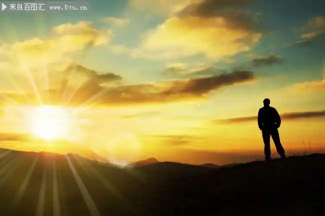山顶黄昏风景图片 人物背景-自然风光-百图汇素材网