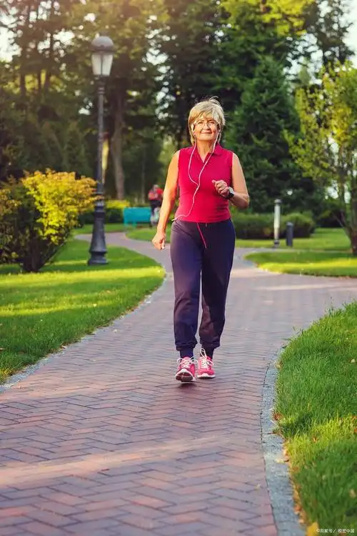 走路是一种简单易行的锻炼方式.