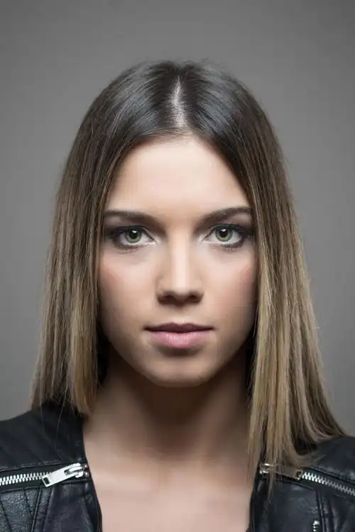 灰色背景上的直发美女图片-快乐微笑的美女素材-高清图片-摄影照片-寻