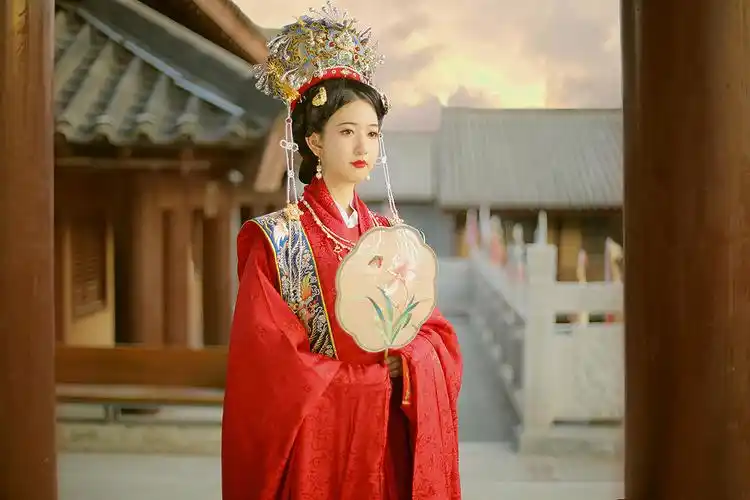 明制婚服凤冠霞帔