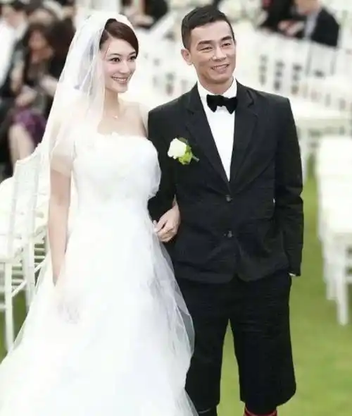 应采儿庆祝结婚13周年,与老公陈小春高调撒糖,穿情侣装亲吻超甜_大