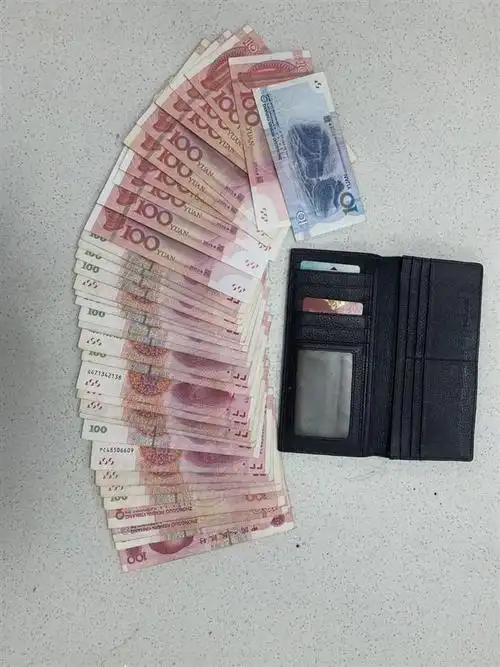 洗车时捡到装有现金的钱包,的哥主动上交公司归还失主