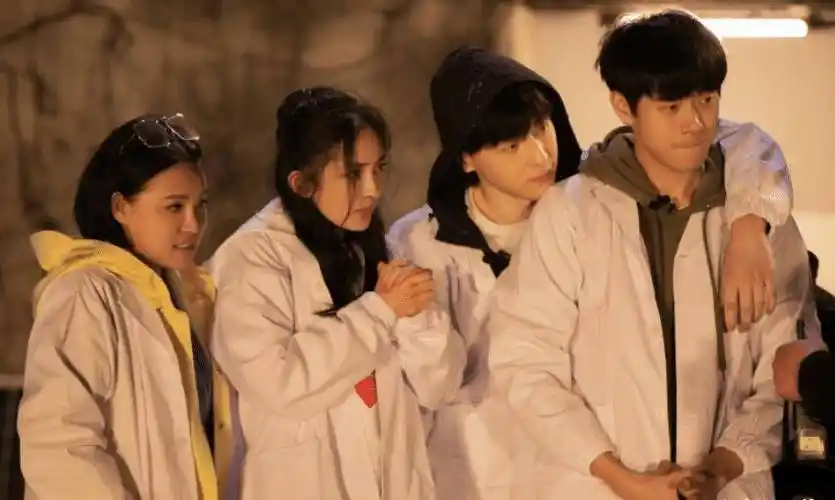 原创密逃2将录杨幂魏大勋仅1人回归迎来宝藏男孩跟杨幂好友