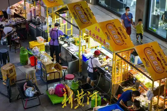 7月23日,在花园路洪楼附近的一家综合体内,商家将"夜市地摊"搬进商业