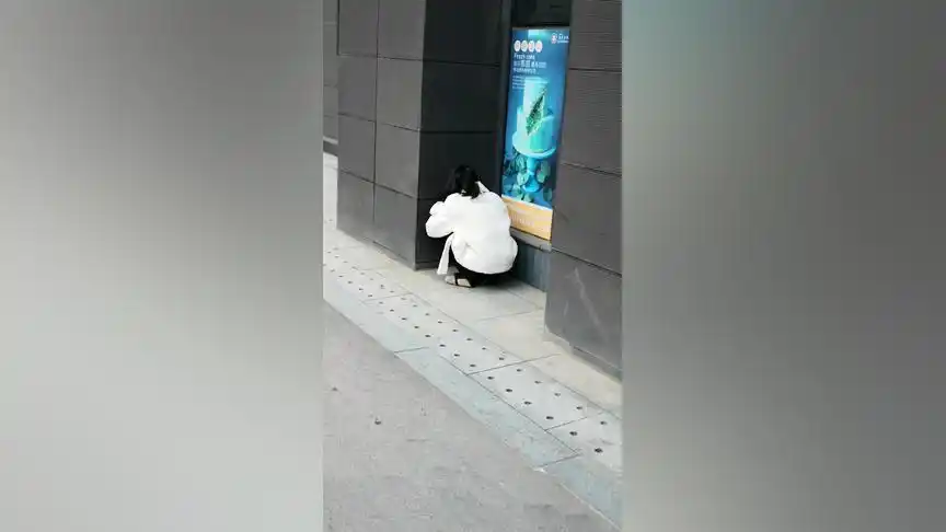 这个女孩蹲在这个角落哭了很久了,嘴里只说,你来