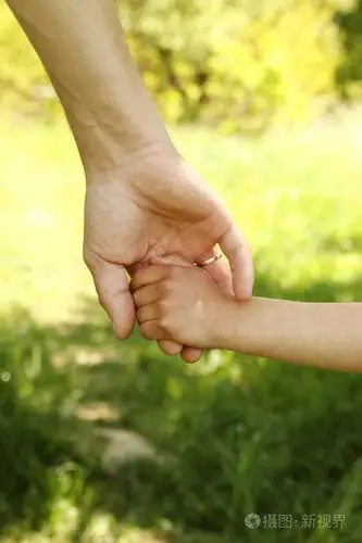 家长牵着孩子的手