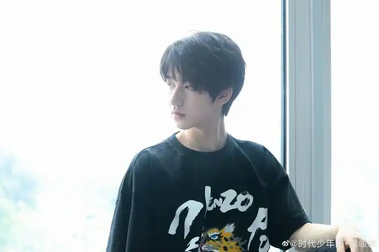 贺峻霖分享了三张帅气三连拍问大家麻辣烫和串串选什么?__财经头条