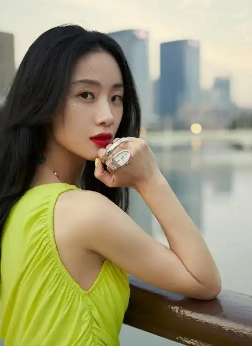 李梦气质不一般如此显黑的荧光黄色也穿出高级感冷清气质绝了