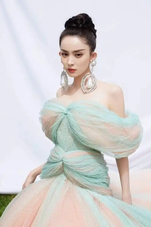 而其中,古力娜扎的现身更是让人目不暇接.