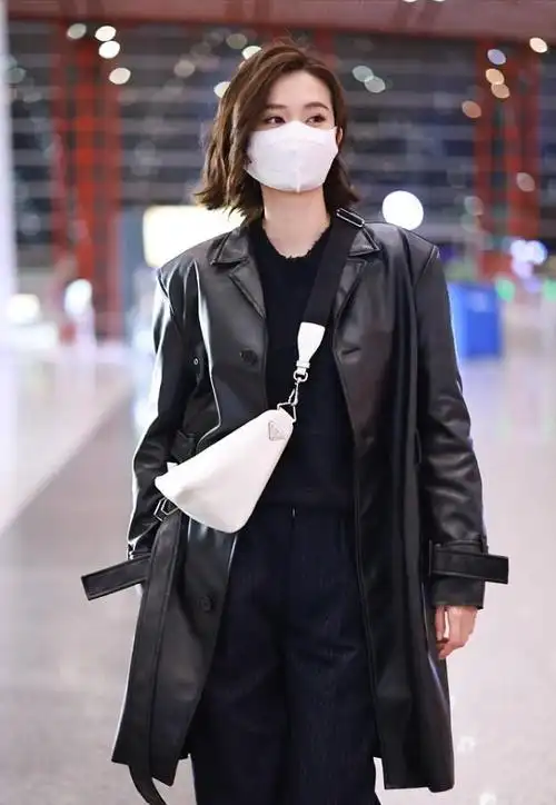 爱扮酷的女生看过来,乔欣的皮衣穿搭路线值得参考,又飒又a