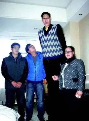 中国第一巨人2米42,结婚19年无子,1米6娇妻回应:不方便|张俊才|鲍喜顺