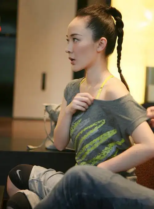 霍思燕现身健身中心一身运动装尽显少女风麻花小辫子秒变中学生