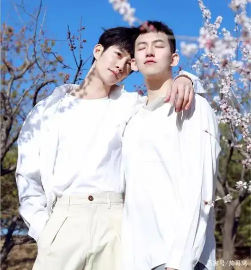 奶味的小哥哥,阳光下更显青春帅气,两个男生合照也可以这么迷人