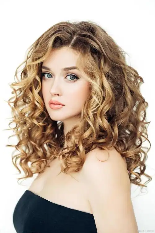 女生自然卷留什么发型?