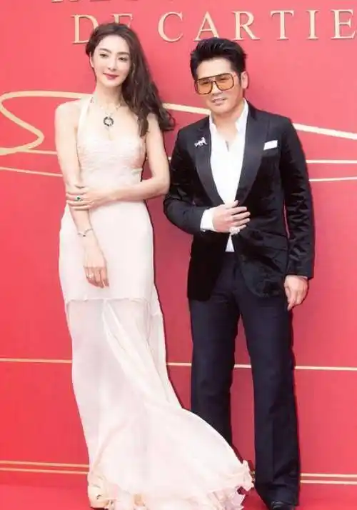 身高有176,如果穿上高跟鞋,那就直接一米八了,比老公曹格高很多,曹格