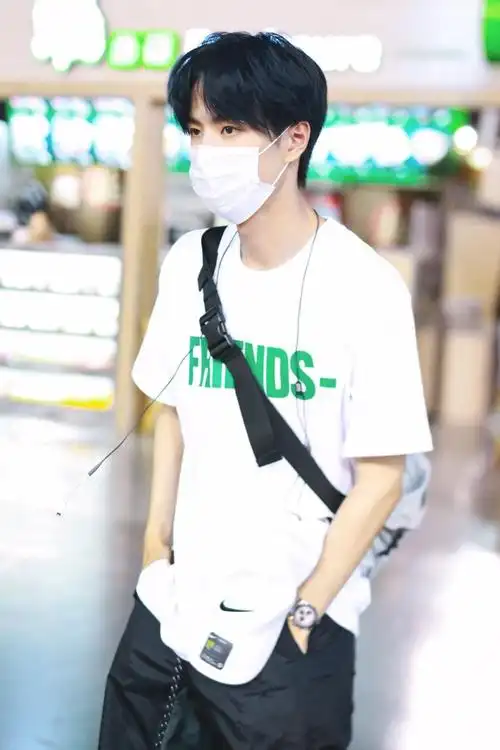 王一博穿白色字母t恤搭配黑色长裤现身 口罩遮面中分发型清爽帅气
