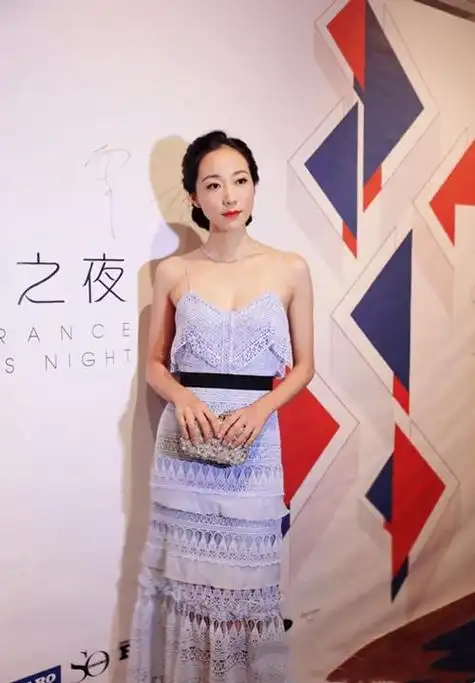 同为名门之后,柯蓝和韩雪都穿吊带长裙,气质差距不是一般的大!